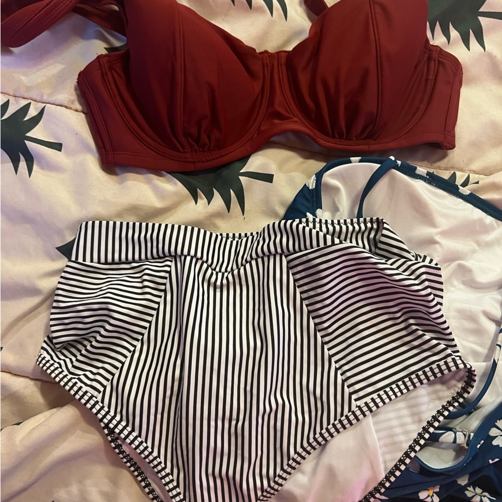 Burgundy bikini top 8 and medium black and white stripped high waisted bottoms - Picture 3 of 5
